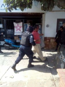 Policías llevan detenido a un manifestante. Imagen tomada de “Yo si soy Ayotzinapa”.