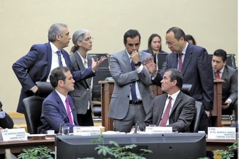 24082018--La aprobación del registro del Frente Ciudadano por México –supuestamente sin propósitos electorales– generó cuestionamientos por parte de PRI, Morena, PVEM y PES al bloque frentista integrado por PAN, PRD y Movimiento Ciudadano. En la imagen, el presidente del INE, Lorenzo Córdova (sentado) con los consejeros Benito Nacif, Pamela San Martín, una persona no identificada, Ciro Murayama y Edmundo Jacobo Molina (sentado), durante la sesión de este viernes Foto: Agencia Reforma