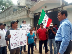 José Martín Maldonado del Moral, impidió que los manifestantes llegaran a la entrada de la unidad deportiva donde realizaban la actividad. Foto: Antonia Ramírez.