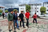 Autoridades de los tres niveles de gobierno en el recorrido por la unidad habitacional Infonavit y el encuentro con vecinos con quienes dialogaron. Foto: Claudio Viveros.