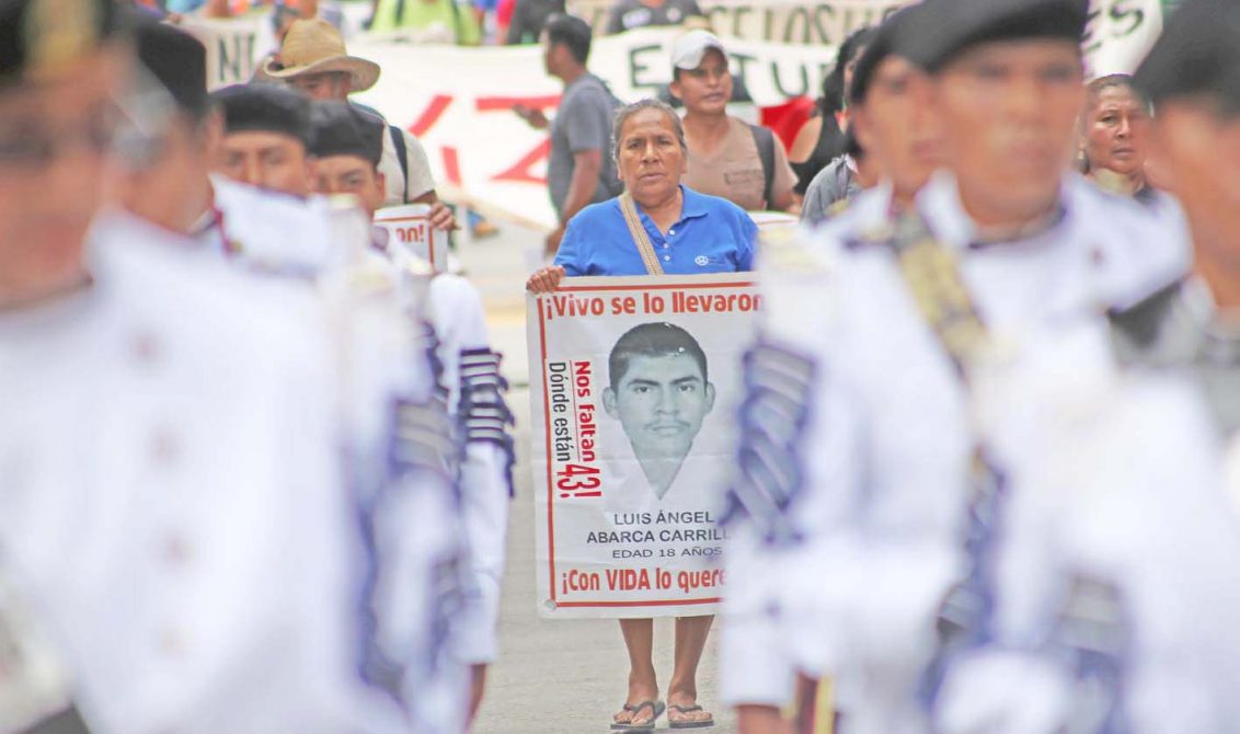 Chilpancingo Gro, 16 de septiembre 2017. // Padres de familia de los 43 junto a estudiantes de la normal Rural de Ayotzinapa durante la marcha que realizaran en Chilpancingo, para exigir la presentación con vida de los 43 normalistas a casi 3 años de su desaparición forzosa en la ciudad de Iguala. //