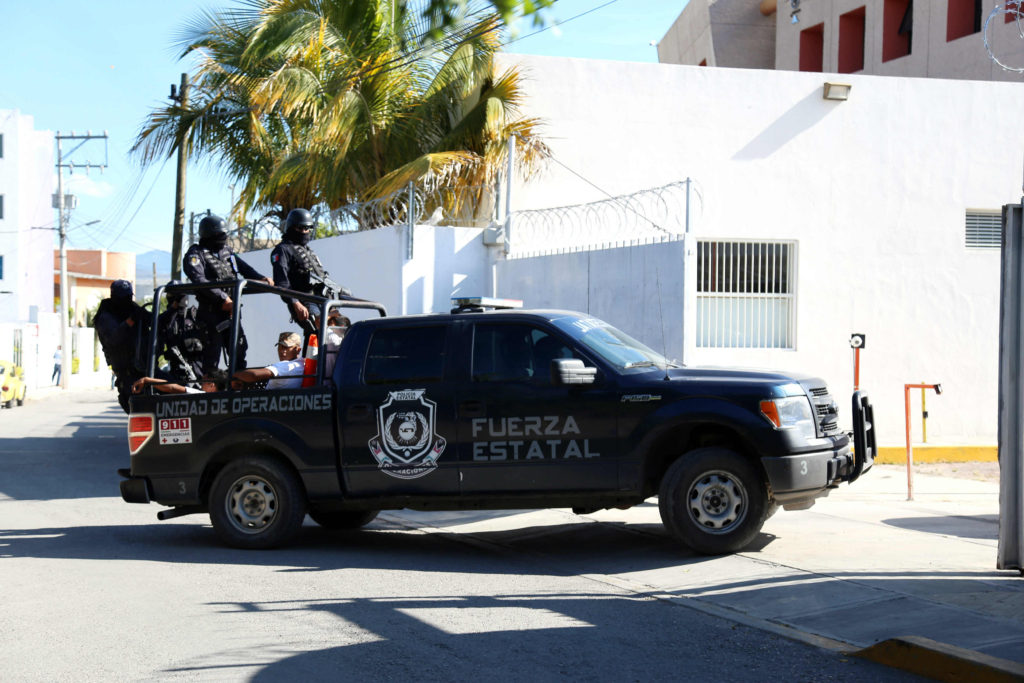 Policías del Estado ingresan a la delegación de la Procuraduría General de la República (PGR), en Chilpancingo, a guardias comunitarias del municipio de Eduardo Neri que detuvieran en la salida de Zumpango. Foto: Jesús Eduardo Guerrero