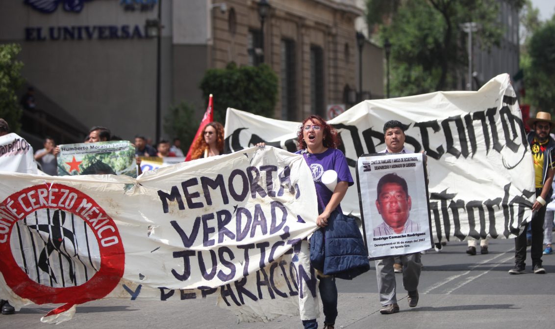 MEX13. CIUDAD DE MÉXICO (MÉXICO), 30/05/2017.- Manifestantes participan hoy, martes 30 de mayo de 2017, en la Marcha Nacional Contra la Desaparición Forzada, que se dirigió de la Secretaria de Gobernación (SEGOB) a la Fiscalía Especializada de Búsqueda de Personas Desaparecidas de la Procuraduría General de la República, en Ciudad de México (México). EFE/Sáshenka Gutiérrez