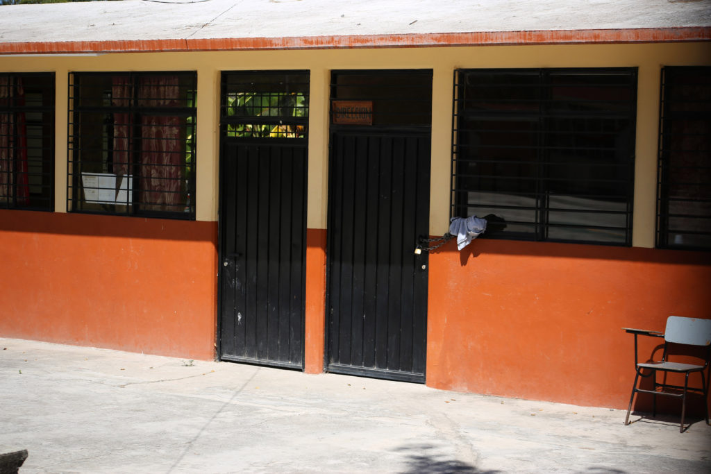 Salones cerrados con cadenas y candados en la escuela primaria Usaer 131, en la colonia Emiliano Zapata, de Chilapa, donde maestros de todos los niveles educativos se han negado a regresar a dar clases debido a la ola de violencia e inseguridad que se vive en este municipio. Foto: Jesús Eduardo Guerrero