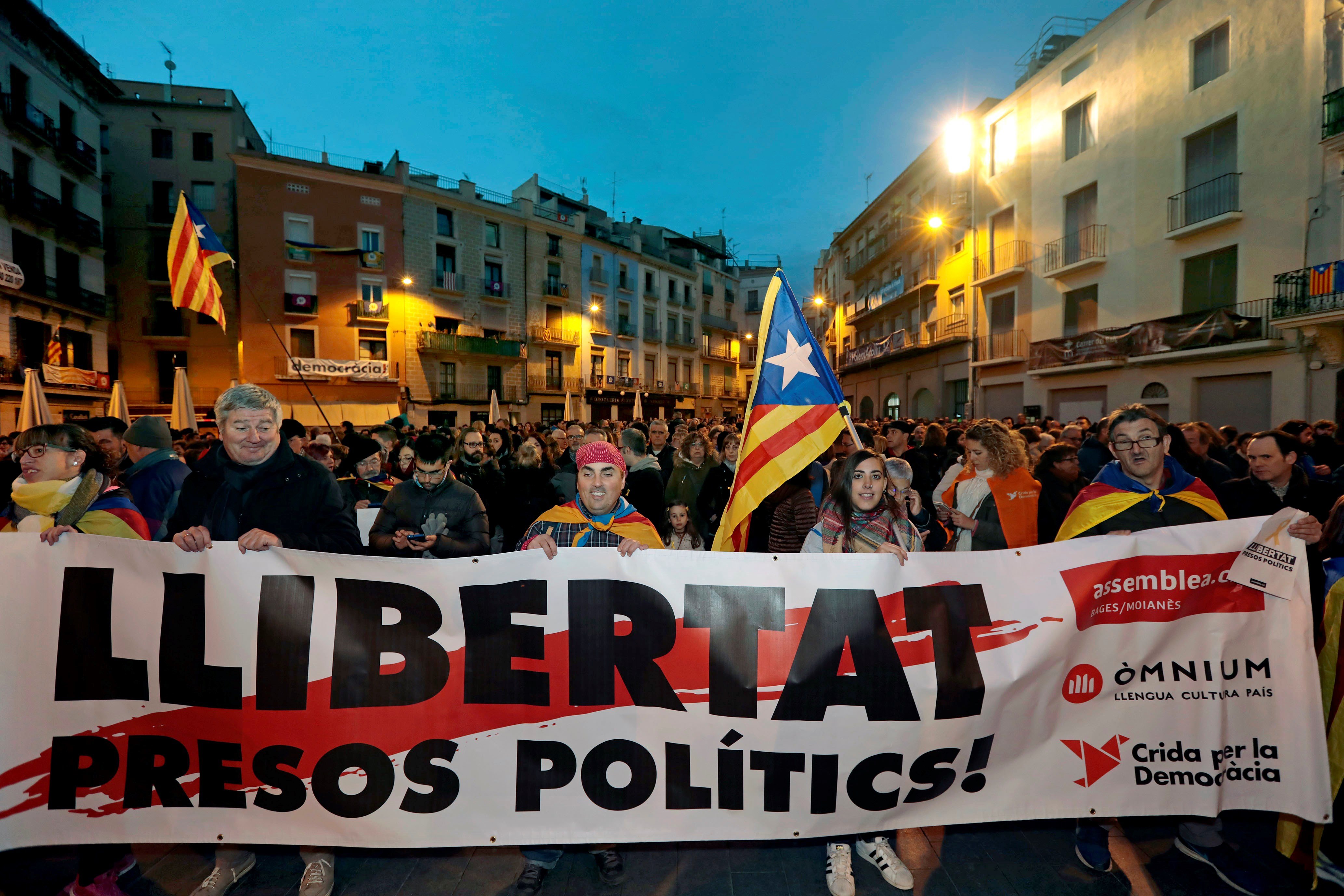 Miles de personas participan en una concentración en la plaza del Ayuntameinto de Manresa (Barcelona), al igual que las capitales de comarca catalanas, para pedir la libertad de los presos soberanistas, en una jornada de movilizaciones con motivo de la huelga general convocada por la Intersindical-CSC y respaldada por las entidades soberanistas. EFE/Susanna Sáez