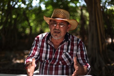 BUENAVISTA TOMATLÁN, MICHOACÁN, 09JUNIO2016.- Hipólito Mora, ex líder de Autodefensas en la tenencia de Felipe Carrillo Puerto, mejor conocida cómo La Ruana, durante entrevista con medios mencionó que si no ha vuelto a tomar las armas, es porque no le gustaría que se derramará más sangre, pero de continuar la situación así, él esta listo para encabezar y poner su vida de por medio por la libertad de el pueblo. Acusó que su comunidad y el estado vive la peor época de inseguridad y pobreza en su historia;agregó, que si algo le llegará a suceder a él o a un miembro de su familia o grupo cercano responsabiliza al Gobierno, pues ya ha recibido muchas amenazas y el peligro es latente. FOTO: ALAN ORTEGA /CUARTOSCURO.COM