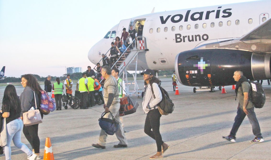 Acapulco,Gro/19didiembre2017/ pasajeros bajan del avión de la nueva ruta de vuelo Los Ángeles-Acapulco de la empresa Volaris, en el aeropuerto de Acapulco. Foto: Jesús Trigo