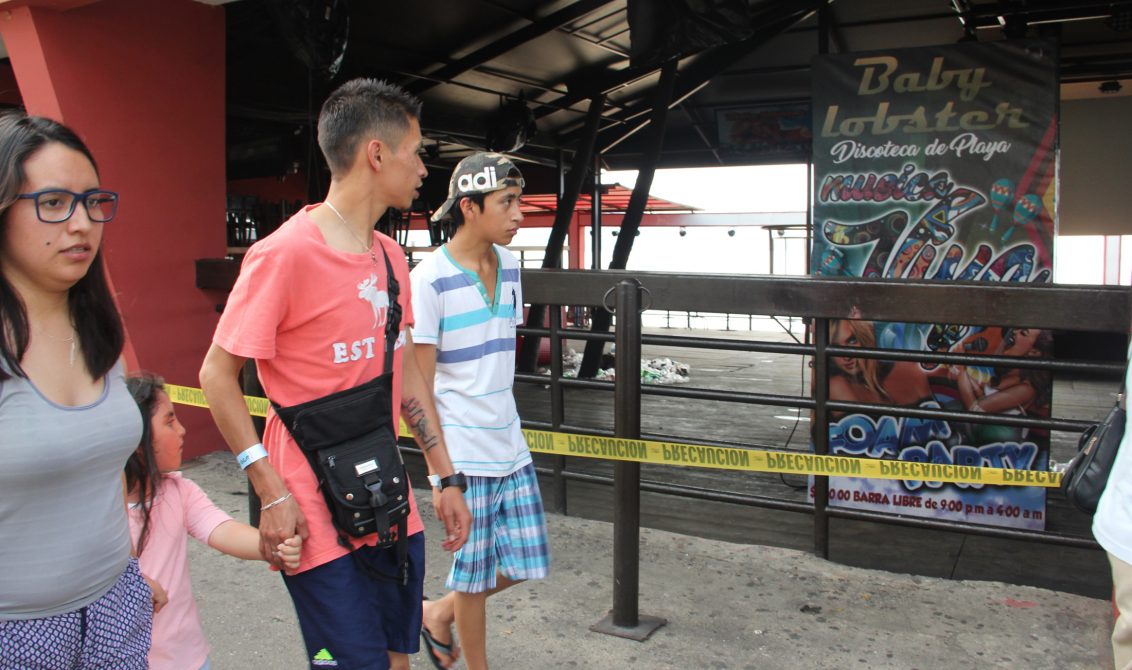 Acapulco, 28 de enero de 2018//Turistas caminan frente a la discoteca Baby Lobster de la Condesa donde la madruga de este día ocurrió una balacera resultaron algunos heridos entre ellos una menor de edad y un turista muerto. Foto: El Sur