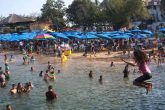 Decenas de turistas hacen fila para abordar el yate que recorre una parte de la bahía de Acapulco, una de las atracciones para visitantes que vacacionan en el puerto. Foto: Carlos Alberto Carvajal