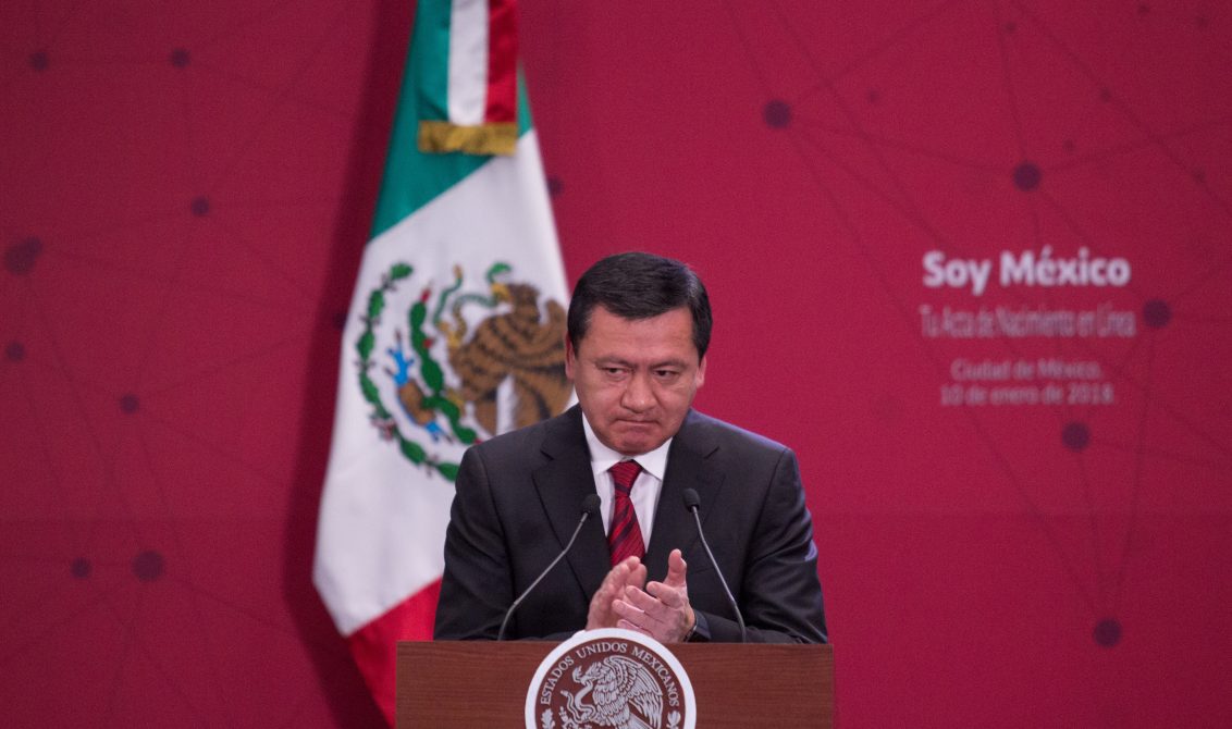 CIUDAD DE MÉXICO, 10ENERO2017.- Miguel Ángel Osorio Chong, secretario de Gobernación anunció su renuncia durante la presentación encabezada por el presidente Enrique Peña Nieto del programa "Soy México", iniciativa federal que permite a los mexicanos la impresión de una copia de su acta de nacimiento desde cualquier dispositivo móvil y con validez alrededor del mundo como documento oficial. Durante el acto fueron entregadas cinco actas de nacimientos. FOTO: GALO CAÑAS /CUARTOSCURO.COM​