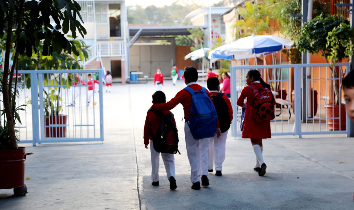 Chilpancingo Gro, 8 de enero 2018. // Un niño abraza a su hermano a su entrada a la escuela primaria José María Morelos y Pavón en Chilpancingo, quienes regresaran a clases ayer lunes luego de la temporada vacacional decembrina. // Foto; Jesús Eduardo Guerrero