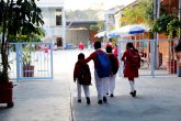 Chilpancingo Gro, 8 de enero 2018. // Un niño abraza a su hermano a su entrada a la escuela primaria José María Morelos y Pavón en Chilpancingo, quienes regresaran a clases ayer lunes luego de la temporada vacacional decembrina. // Foto; Jesús Eduardo Guerrero