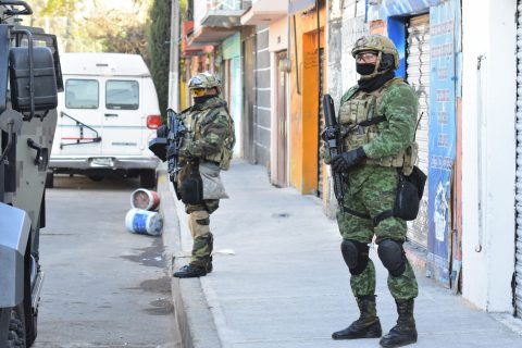 CIUDAD DE MÉXICO, 11ENERO2018.- Policía Federal, Marina y PGR, realizaron un operativo en Iztacalco la madrugada de este jueves. En la colonia Los Picos, se realizó un cateo entre las calles Tezontle y Eje 3 Oriente. Los uniformados llegaron en vehículos militares y con armas largas. Mientras peritos laboran en el domicilio, agentes federales y militares resguardan calles cercanas. FOTO: ARMANDO MONROY /CUARTOSCURO.COM