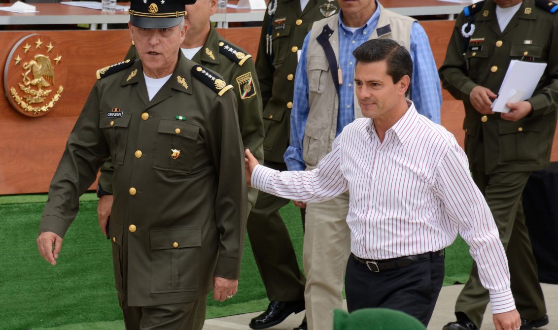 PUEBLA, PUEBLA, 27JUNIO2017.- Enrique Peña Nieto, Presidente de la República, y Salvador Cienfuegos Zepeda, secretario de la Defensa Nacional, durante la inauguración de la unidad habitacional militar "Puebla V", que beneficiará a cientos de familiares de padres y madres pertenecientes a las fuerzas armadas. FOTO: MARIO JASSO /CUARTOSCURO.COM