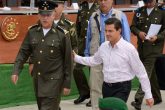 PUEBLA, PUEBLA, 27JUNIO2017.- Enrique Peña Nieto, Presidente de la República, y Salvador Cienfuegos Zepeda, secretario de la Defensa Nacional, durante la inauguración de la unidad habitacional militar "Puebla V", que beneficiará a cientos de familiares de padres y madres pertenecientes a las fuerzas armadas. FOTO: MARIO JASSO /CUARTOSCURO.COM