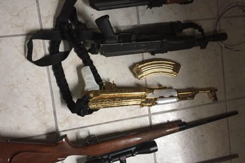 NUEVO LAREDO, TAMAULIPAS, 28ABRIL2018.- Elementos del Ejército Mexicano llevaron a cabo un aseguramiento de armas, se lograron decomisar 206 armas largas, dos fusiles Barret, un lanza cohetes antitanque portatil, 33 cohetes, granadas, cartuchos, cargadores, entre otras. El arsenal decomisado por los soldados corresponde a cuatro operativos que se llevaron a cabo en esta ciudad fronteriza, luego de recibir una denuncia anónima, por lo que se llevó a cabo la coordinación con otras autoridades. FOTO: CUARTOSCURO.COM