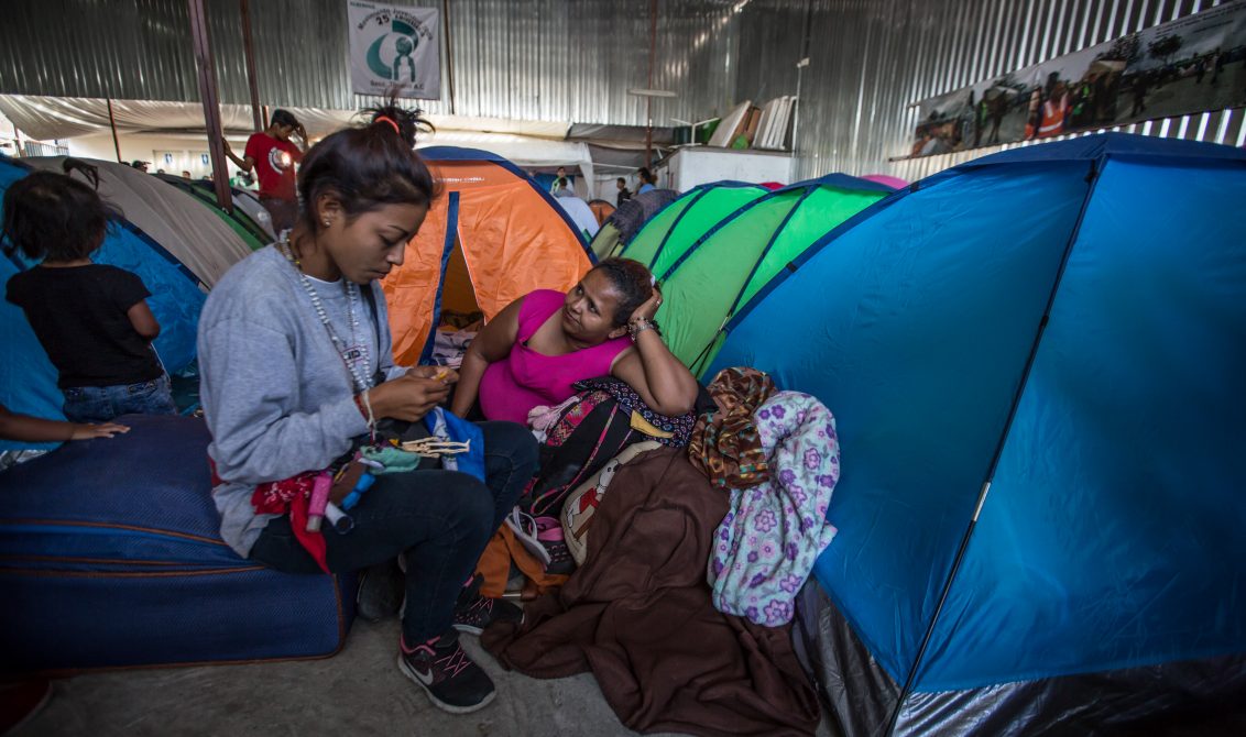 TIJUANA, BAJA CALIFORNIA, 24ABRIL2018.- El primer grupo de la caravana migrante que busca asilo político Estados Unidos llegó a Tijuana esta tarde. Alrededor de 120 migrantes centroamericanos provenientes de Honduras y El Salvador llegaron al albergue Juventud 2000, lugar donde se les brindan servicios de salud, alimentación y alojamiento. Todavía se espera que lleguen otras 400 personas a la frontera, por lo que hay 10 albergues disponibles en la cuidad para recibirlos. FOTO: OMAR MARTÍNEZ /CUARTOSCURO.COM