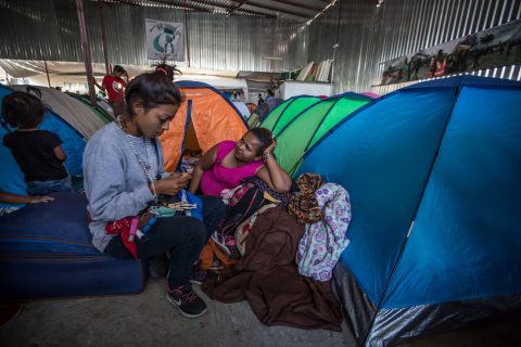 TIJUANA, BAJA CALIFORNIA, 24ABRIL2018.- El primer grupo de la caravana migrante que busca asilo político Estados Unidos llegó a Tijuana esta tarde. Alrededor de 120 migrantes centroamericanos provenientes de Honduras y El Salvador llegaron al albergue Juventud 2000, lugar donde se les brindan servicios de salud, alimentación y alojamiento. Todavía se espera que lleguen otras 400 personas a la frontera, por lo que hay 10 albergues disponibles en la cuidad para recibirlos. FOTO: OMAR MARTÍNEZ /CUARTOSCURO.COM