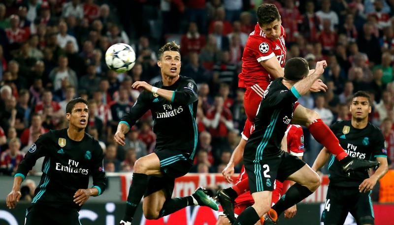 Cristiano Ronaldo (2i) y Daniel Carvajal (2d) del Real Madrid disputan el balón con Robert Lewandowski (c) del Bayern de Munich durante un partido el pasado mes de abril.