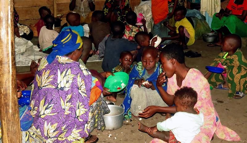 20052018-ALERTA MÁXIMA EN UGANDA ANTE EL ÉBOLA POR LA LLEGADA DE REFUGIADOS CONGOLEÑOS. GRAF512. KAMPALA (UGANDA), 26/02/2018.- Fotografía tomada en febrero en el centro de refugiados de Nyakabande, en el distrito de Kisoro (Uganda). Uganda se encuentra en alerta máxima tras el brote de ébola declarado en la vecina República Democrática del Congo (RDC), de donde recibe refugiados por la frontera suroccidental. Más de 50.000 congoleños cruzaron a Uganda los tres primeros meses del año y aún siguen llegando a este país por los distritos de Kisoro y Kanungu. EFE/ Hope Mafaranga