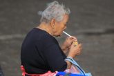 TEGUCIGALPA (HONDURAS), 31/05/2018.- Una mujer fuma un cigarro hoy, jueves 31 de mayo de 2018, durante el "Día mundial sin tabaco”, en Tegucigalpa (Honduras). Al menos diez nuevos casos de cáncer de pulmón son detectados por los especialistas cada mes en Honduras, donde mueren anualmente alrededor de 200 personas por esta enfermedad, informó hoy a Acan-Efe una fuente médica. EFE/Gustavo Amador