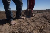 MEXICALI, BAJA CALIFORNIA, 09MARZO2018.-Ambientalistas y ejidatarios de la región miembros de colectivos como Mexicali Resiste, Baja California Resiste y el Comite en Defensa del Agua, han denunciado ante diversos foros nacionales e internaciones que la “construcción con licitaciones irregulares y Constellation Brands, empresa cervecera, en obra en esta ciudad, y que abastecerá al mercado estadounidense” solo traerá más escasez de agua en la región. Explican que la empresa transnacional consumirá 20 millones de metros cúbicos de agua al año para fabricar la cerveza del Grupo Modelo. Esta cantidad es el doble del agua que consume el municipio de Ensenada anualmente, nueve millones, y donde desde hace varios años se raciona el consumo en las colonias populares. Los agricultores de la zona argumentaron que año con año pierden hectáreas de cosechas debido a que ha habido una reducción en el agua que les proveen los distritos de riego, aunado al revestimiento de cemento del canal Todo Americano, ya que anterior a esto, las filtraciones de agua permitían el abastecimiento de barrancos naturales que regaban alrededor de 800 hectáreas. Asimismo, denunciaron que los módulos de riego son sitios donde la corrupción opera y tienen un mercado negro de agua, vendiéndole el agua al ejidatario con mayor capacidad económica, incluso mencionaron que se vende de manera ilegal más agua de la establecida a Tijuana debido a su crecimiento poblacional e industrial. Debido a esto, temen que con la llegada de la cervecera los más afectados sean ellos y sus cultivos. FOTO: TERCERO DÍAZ /CUARTOSCURO.COM