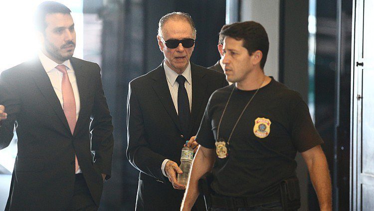 El presidente del Comite Olimpico de Brasil, Carlos Arthur Nuzman (c), tras ser detenido por la policia federal brasileña y quien permanece en prision domiciliaria acusado de participar en la compra de votos para la adjudicacion de los olimpicos de Rio de Janeiro.