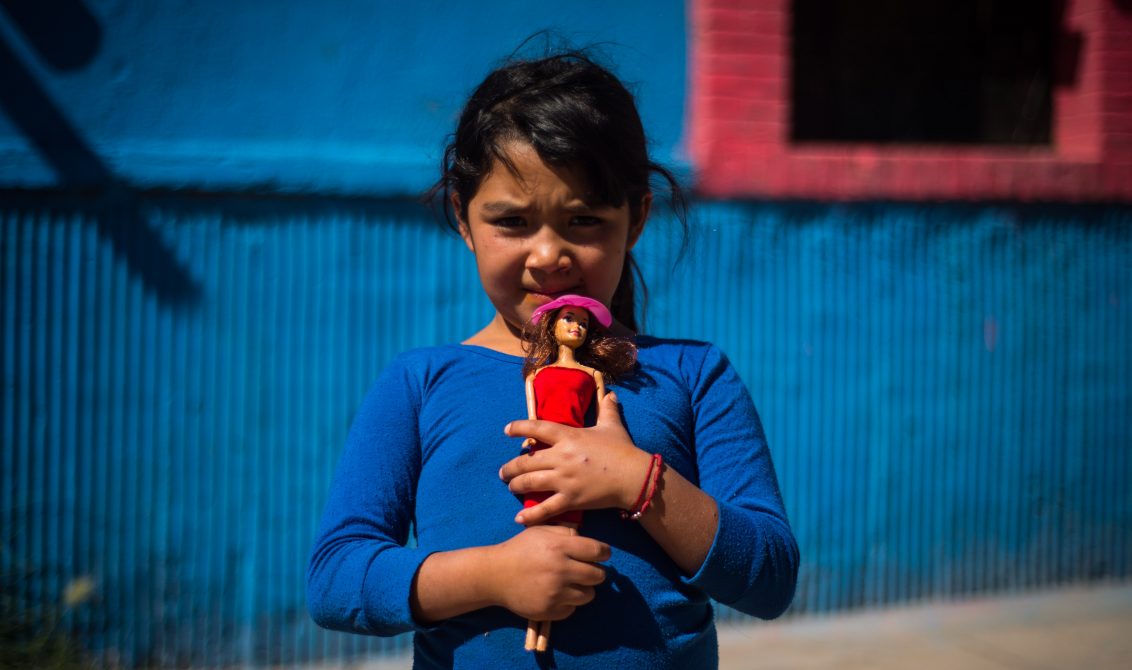 GUADALUPE, ZACATECAS, 30ABRIL2018.- El Día del Niño no es para todos los infantes un día para celebrar y menos para la familia Pacheco, quienes habitan la comunidad de Tacoaleche en el municipio conurbado de Guadalupe al sur de la capital del estado y que cuenta con más de 8 mil habitantes. Su situación económica no les permite que a los 6 infantes de la familia puedan acceder a educación y/o desarrollo infantil que brindan las autoridades locales o estatales. El informe de Evaluación de la Política de Desarrollo Social 2018 que realiza el Consejo Nacional de Evaluación de la Política de Desarrollo Social (Coneval), informó que más de 20 millones de niños y adolescentes que viven en hogares experimentan algún tipo de pobreza. De acuerdo con el documento, 52.3 por ciento de niños y niñas (0 a 11 años) se encontraban en situación de pobreza en 2016 (42.6 en pobreza y 9.7 en pobreza extrema), mientras que el 48.8 por ciento de los adolescentes (12 a 17 años) estaban en la misma situación (41.1 en pobreza y 7.8 en pobreza extrema). Para la familia Pacheco este día es como cualquier otro, sin nada que festejar debido a la situación de marginalidad en la que viven. FOTO: MISAEL VALTIERRA / CUARTOSCURO.COM