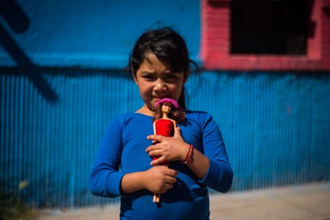 GUADALUPE, ZACATECAS, 30ABRIL2018.- El Día del Niño no es para todos los infantes un día para celebrar y menos para la familia Pacheco, quienes habitan la comunidad de Tacoaleche en el municipio conurbado de Guadalupe al sur de la capital del estado y que cuenta con más de 8 mil habitantes. Su situación económica no les permite que a los 6 infantes de la familia puedan acceder a educación y/o desarrollo infantil que brindan las autoridades locales o estatales. El informe de Evaluación de la Política de Desarrollo Social 2018 que realiza el Consejo Nacional de Evaluación de la Política de Desarrollo Social (Coneval), informó que más de 20 millones de niños y adolescentes que viven en hogares experimentan algún tipo de pobreza. De acuerdo con el documento, 52.3 por ciento de niños y niñas (0 a 11 años) se encontraban en situación de pobreza en 2016 (42.6 en pobreza y 9.7 en pobreza extrema), mientras que el 48.8 por ciento de los adolescentes (12 a 17 años) estaban en la misma situación (41.1 en pobreza y 7.8 en pobreza extrema). Para la familia Pacheco este día es como cualquier otro, sin nada que festejar debido a la situación de marginalidad en la que viven. FOTO: MISAEL VALTIERRA / CUARTOSCURO.COM