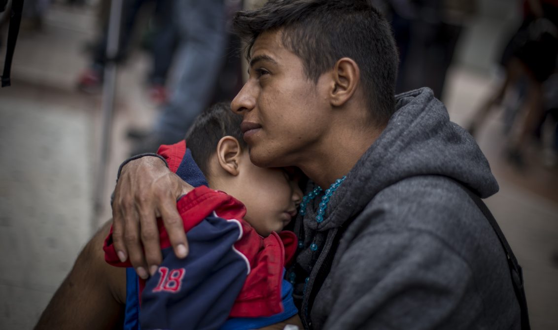 22062018-TIJUANA BAJA CALIFORNIA, 29ABRIL2018.- Un grupo de 300 centroamericanos pertenecientes a La Caravana Migrante se entregaron esta tarde a las autoridades migratorias estadounidenses con el objetivo de pedir asilo político. Familias enteras cruzaron la puerta de la garita internacional “El Chaparral” hacia Estados Unidos como consecuencia de la violencia que viven en sus países de origen. FOTO: OMAR MARTÍNEZ /CUARTOSCURO.COM/CUARTOSCURO.COM