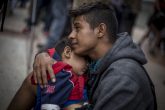 22062018-TIJUANA BAJA CALIFORNIA, 29ABRIL2018.- Un grupo de 300 centroamericanos pertenecientes a La Caravana Migrante se entregaron esta tarde a las autoridades migratorias estadounidenses con el objetivo de pedir asilo político. Familias enteras cruzaron la puerta de la garita internacional “El Chaparral” hacia Estados Unidos como consecuencia de la violencia que viven en sus países de origen. FOTO: OMAR MARTÍNEZ /CUARTOSCURO.COM/CUARTOSCURO.COM