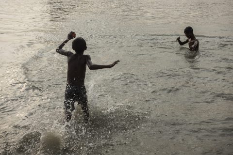 (180529) -- CALCUTA, mayo 29, 2018 (Xinhua) -- Niños juegan en el Río Ganges para refrescarse en Calcuta, capital del estado de Bengala Occidental, en el este de India, el 29 de mayo de 2018. (Xinhua/Tumpa Mondal) (rtg) (ah)