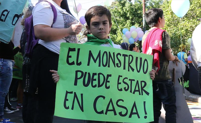 05072018-ASUNCIÓN (PARAGUAY), 26/05/2018.- Un niño sostiene una pancarta contra el abuso sexual en la niñez y adolescencia durante la manifestación "Mi cuerpo, mi territorio" hoy, sábado 26 de mayo de 2018, en Asunción (Paraguay). Una manifestación de menores tomó hoy por unas horas el centro de Asunción para alzar sus voces contra el abuso sexual bajo el lema "Mi cuerpo, mi territorio" y exigir a la sociedad y a las autoridades mayor implicación en la lucha contra este delito y los tabúes que lo rodean. EFE/Noelia F. Aceituno