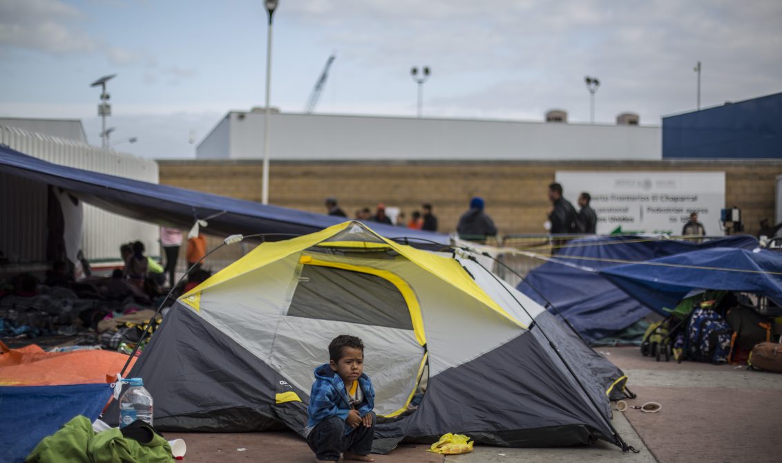 18082018-TIJUANA BAJA CALIFORNIA, 01MAYO2018.- Decenas de migrantes solicitantes de asilo humanitario pasaron la noche durmiendo a la intemperie, en la acceso al Puesto de Control El Chaparral. De los 200 Centroamericanos, entre hombres, mujeres y niños, sólo 8 han logrado ingresar para iniciar el proceso de entrevista con autoridades estadounidenses. Los refugiados provenientes de Honduras y El Salvador, iniciaron su recorrido el pasado 25 de marzo en la frontera entre México y Guatemala. FOTO: OMAR MARTÍNEZ /CUARTOSCURO.COM