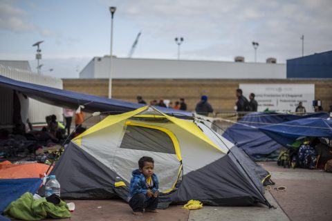 18082018-TIJUANA BAJA CALIFORNIA, 01MAYO2018.- Decenas de migrantes solicitantes de asilo humanitario pasaron la noche durmiendo a la intemperie, en la acceso al Puesto de Control El Chaparral. De los 200 Centroamericanos, entre hombres, mujeres y niños, sólo 8 han logrado ingresar para iniciar el proceso de entrevista con autoridades estadounidenses. Los refugiados provenientes de Honduras y El Salvador, iniciaron su recorrido el pasado 25 de marzo en la frontera entre México y Guatemala. FOTO: OMAR MARTÍNEZ /CUARTOSCURO.COM