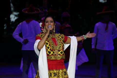 02082018-OAXACA, OAXACA, 28JULIO2018.- La cantautora oaxaqueña, Lila Dows ofreció un concierto en en el auditorio Guelaguetza ante más de once mil espectadores quienes disfrutaron de un espectáculo que tuvo una duración de al rededor de una hora y media. Durante el espectáculo participaron bailarines que representaron distintos bailables de las fiestas de la Guelaguetza tales como Juchitán, los Diablos de Juxtlahuaca, las Chinas Oaxaqueñas, entre otros. FOTO: ARTURO PÉREZ ALFONSO/ CUARTOSCURO.COM