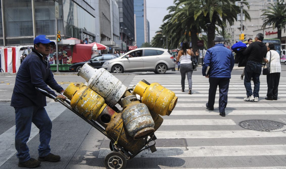 09102018-CIUDAD DE MÉXICO, 30AGOSTO2016.- Un señor transporta en su diablo pequeños tanques que contienen gas LP sobre la avenida Balderas. La semana pasada se dio una disminución temporal al precio del gas licuado, por lo que el costo pasó de 12.83 a 11.55 pesos por kilogramo. FOTO: DIEGO SIMÓN SÁNCHEZ /CUARTOSCURO.COM