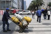 09102018-CIUDAD DE MÉXICO, 30AGOSTO2016.- Un señor transporta en su diablo pequeños tanques que contienen gas LP sobre la avenida Balderas. La semana pasada se dio una disminución temporal al precio del gas licuado, por lo que el costo pasó de 12.83 a 11.55 pesos por kilogramo. FOTO: DIEGO SIMÓN SÁNCHEZ /CUARTOSCURO.COM