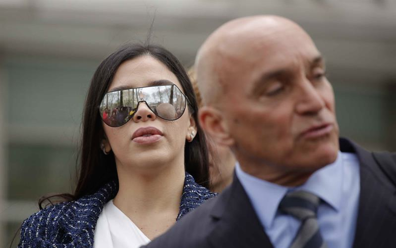 23012019-NUEVA YORK (NY, EEUU), 17/04/2018.- La esposa del narcotraficante mexicano Joaquín "El Chapo" Guzmán, Emma Coronel Aispuro (d), camina junto a una persona sin identificar (i), al salir de una vista oral hoy, martes 17 de abril de 2018, en un tribunal del distrito sur de Nueva York (EE.UU.). Eduardo Balarezo, abogado de Guzmán, explicó hoy a los periodistas que es probable que el Chapo sea sometido en las próximas dos semanas a una evaluación sicológica para determinar su condición por parte de una experta de la Universidad Johns Hopkins, de Baltimore, antes de que se inicie el juicio en EE.UU., el próximo 5 de septiembre.