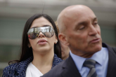 23012019-NUEVA YORK (NY, EEUU), 17/04/2018.- La esposa del narcotraficante mexicano Joaquín "El Chapo" Guzmán, Emma Coronel Aispuro (d), camina junto a una persona sin identificar (i), al salir de una vista oral hoy, martes 17 de abril de 2018, en un tribunal del distrito sur de Nueva York (EE.UU.). Eduardo Balarezo, abogado de Guzmán, explicó hoy a los periodistas que es probable que el Chapo sea sometido en las próximas dos semanas a una evaluación sicológica para determinar su condición por parte de una experta de la Universidad Johns Hopkins, de Baltimore, antes de que se inicie el juicio en EE.UU., el próximo 5 de septiembre.