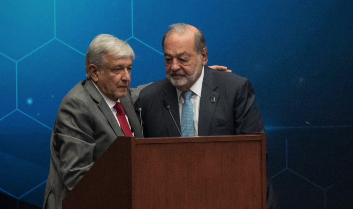 06082018-CIUDAD DE MÉXICO, 06AGOSTO2018.- Andrés Manuel López Obrador, virtual candidato electo al gobierno de la república, saluda y abraza al empresario e ingeniero Carlos Slim Helú, durante el encuentro que sostuvo con el Colegio de Ingenieros Civiles de México, A.C., en el cual dialogó sobre sus propuestas en infraestructura que tiene preparados para el país en cuanto tome pocesión como presidente de México. FOTO: MISAEL VALTIERRA /CUARTOSCURO.COM