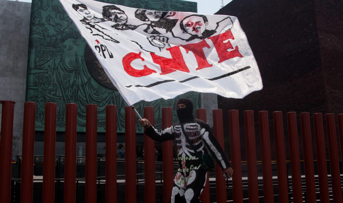 CIUDAD DE MÉXICO, 05ABRIL2019.- Maestros de la Coordinadora Nacional de Trabajadores de la Educación (CNTE) marcharon desde el Zócalo capitalino a la Cámara de Diputados para exigir sea derogada la actual reforma educativa, que se encuentra en discusión en San Lázaro. Los inconformes manifestaron que el jefe del ejecutivo no ha cumplido con sus acuerdos de campaña y que no dejaran de protestar hasta que no sean atendidas sus demandas. FOTO: GALO CAÑAS /CUARTOSCURO.COM