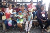 Niños y mujeres de la comunidad El Calvario afectados por el incendio masivo de Chilpancingo / Foto: Rosendo Betancourt Radilla