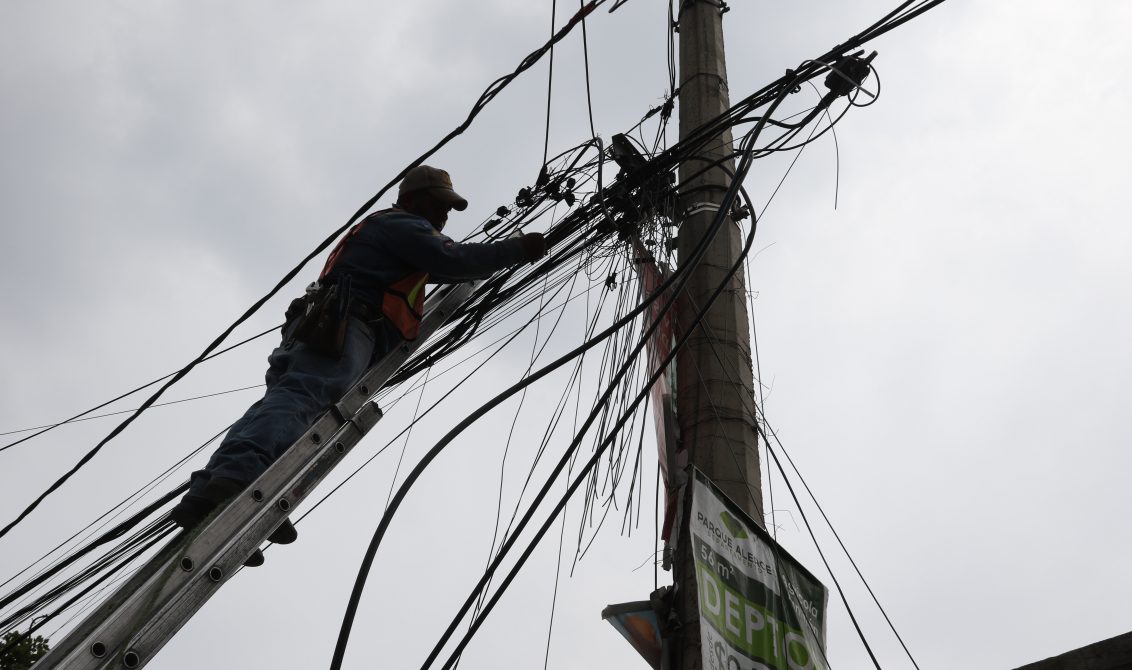 30052019-CIUDAD DE MÉXICO, 08SEPTIEMBRE2017.-Personal de la CFE y de diversos servicios de telefonia e internet, restablecieron la energia y sus servicios en diversas colonias que se vieron afectadas por el sismo que se registro en los primeros minutos del día de hoy. FOTO: SAÚL LÓPEZ /CUARTOSCURO.COM