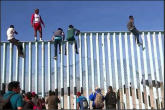 Foto (migrantes en la cerca fronteriza en Tijuana): Aline Corpus / Agencia Reforma.