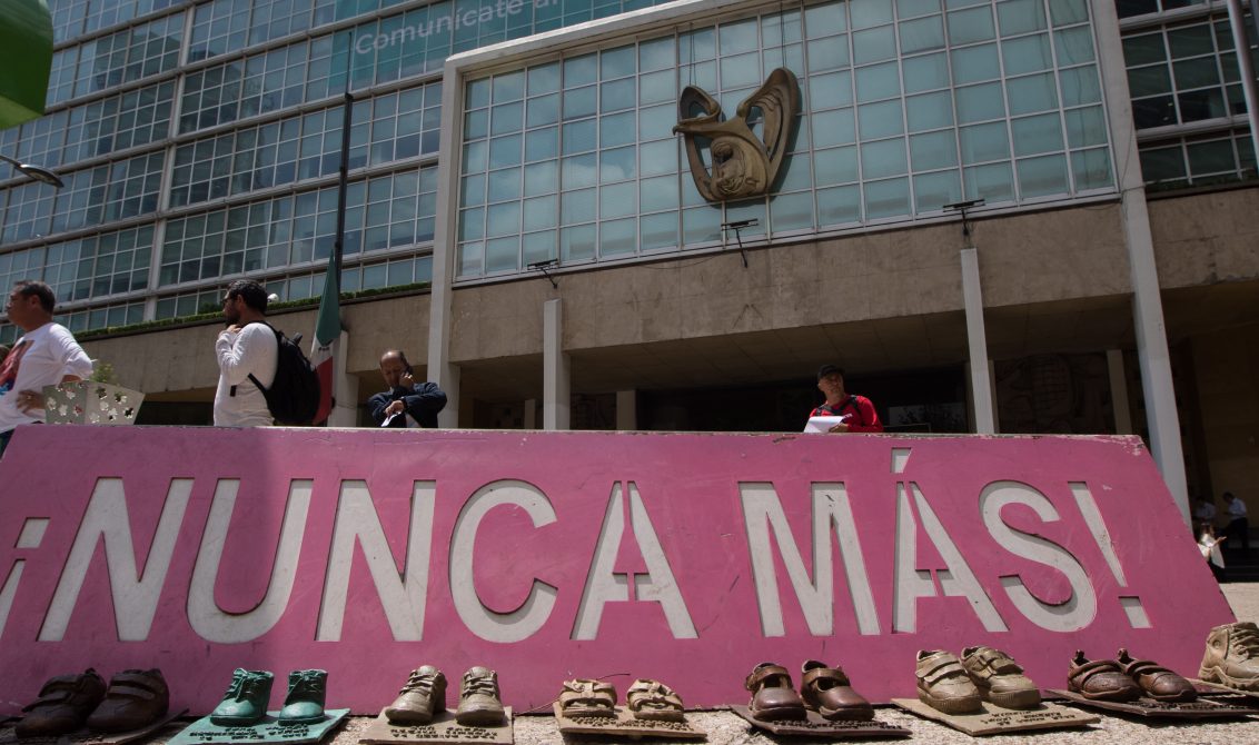 CIUDAD DE MÉXICO, 05JUNIO2019.-Padres de los 49 niños que murieron en el incendio de la guardería ABC en Hermosillo, Sonora, se manifestaron en Antimonumento colocado en su memoria frente a las oficinas del IMSS, hoy se cumplen 10 años de esta tragedia sin que hasta la fecha se haya castigado por su responsabilidad. Los padres colocaron 25 zapatitos de bronce al pie del Antimonumento con el clamor de justicia para sus hijos. FOTO: MOISÉS PABLO /CUARTOSCURO.COM