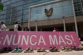 CIUDAD DE MÉXICO, 05JUNIO2019.-Padres de los 49 niños que murieron en el incendio de la guardería ABC en Hermosillo, Sonora, se manifestaron en Antimonumento colocado en su memoria frente a las oficinas del IMSS, hoy se cumplen 10 años de esta tragedia sin que hasta la fecha se haya castigado por su responsabilidad. Los padres colocaron 25 zapatitos de bronce al pie del Antimonumento con el clamor de justicia para sus hijos. FOTO: MOISÉS PABLO /CUARTOSCURO.COM