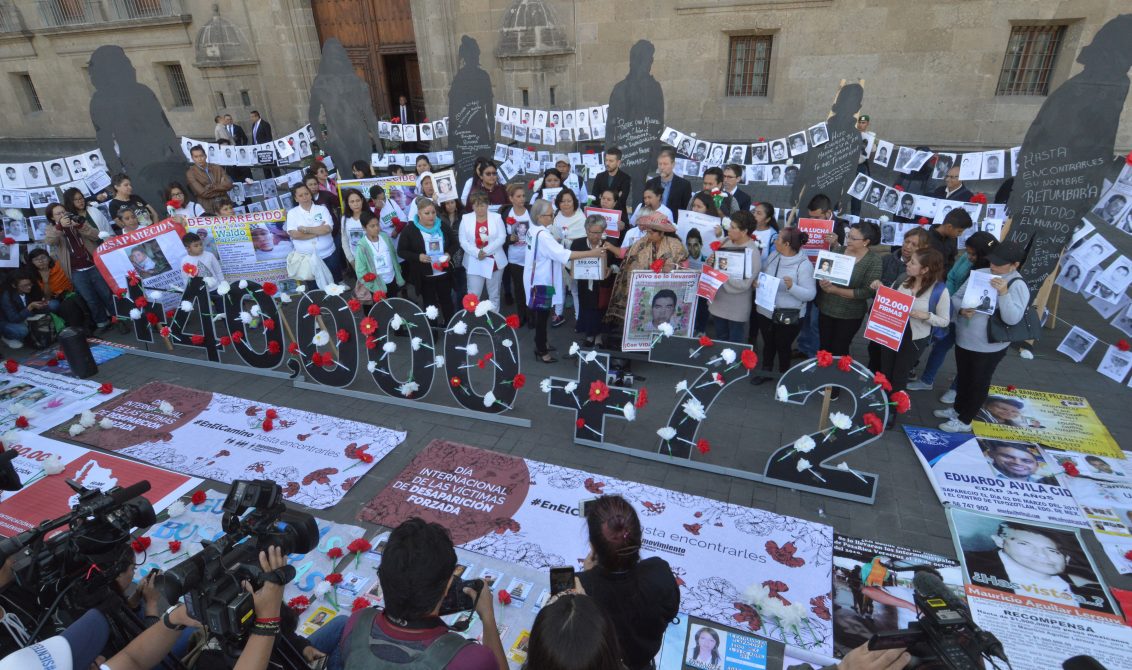 31082019-CIUDAD DE MÉXICO30DE AGOSTO2019.- Familiares y Activistas de los desaperacidos se manifestaron la mañana de este viernes, frente a la entrada de Palacio Nacional en el marco del dia Internacional Contra Desaparecion de Personas. FOTO:ARMANDO MONROY /CUARTOSCURO.COM