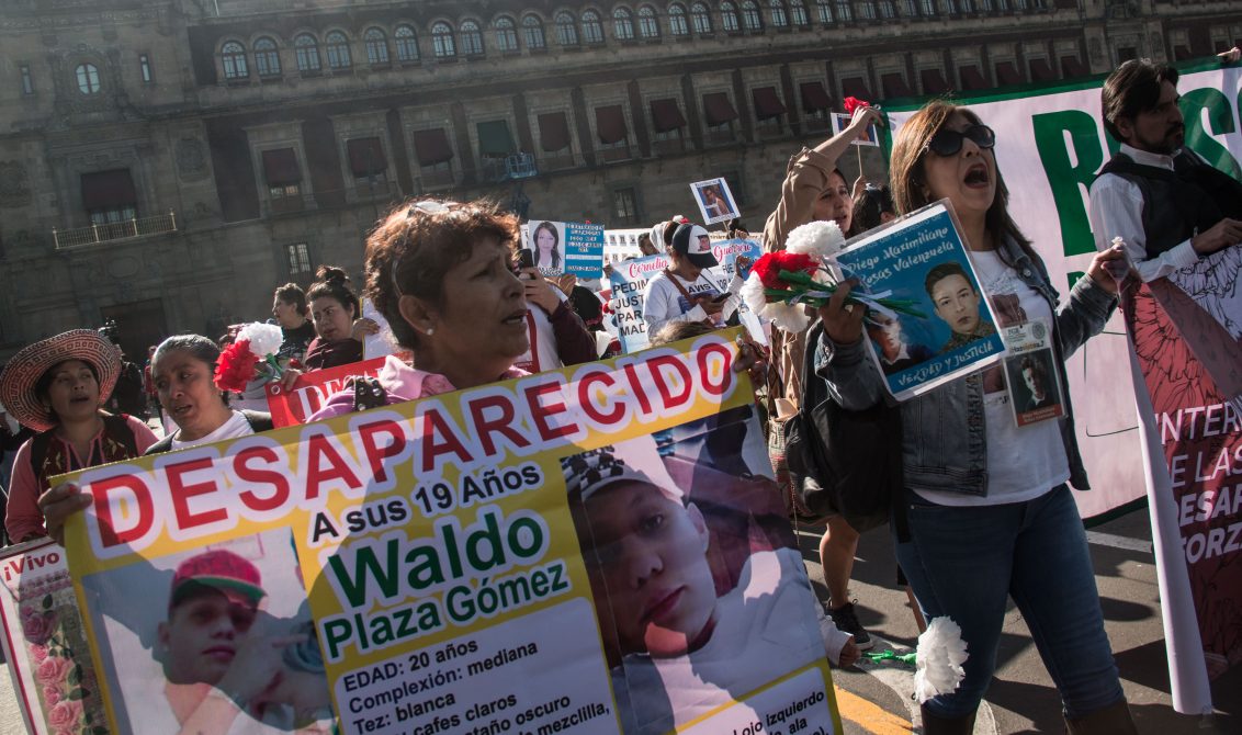 CIUDAD DE MÉXICO, 30AGOSTO2019.- En el marco del Día Internacional de las Víctimas de Desapariciones Forzadas, familiares integrantes de colectivos de búsqueda se manifestaron frente al Palacio de Nacional para exigir acciones y cese la impunidad, así como la participación de familias en los casos; asistieron el actor Diego Luna y Jan Jarab, Representante en México de la Oficina del Alto Comisionado de las Naciones Unidas para los Derechos Humanos, así como Alejandro Encinas, subsecretario de Derechos Humanos Federal. FOTO: ANDREA MURCIA /CUARTOSCURO.COM