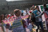 CIUDAD DE MÉXICO, 30AGOSTO2019.- En el marco del Día Internacional de las Víctimas de Desapariciones Forzadas, familiares integrantes de colectivos de búsqueda se manifestaron frente al Palacio de Nacional para exigir acciones y cese la impunidad, así como la participación de familias en los casos; asistieron el actor Diego Luna y Jan Jarab, Representante en México de la Oficina del Alto Comisionado de las Naciones Unidas para los Derechos Humanos, así como Alejandro Encinas, subsecretario de Derechos Humanos Federal. FOTO: ANDREA MURCIA /CUARTOSCURO.COM